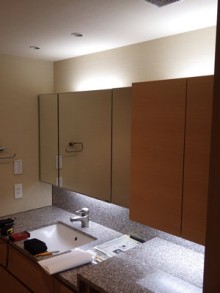 造作で洗面化粧台の吊戸棚を製作 造作で洗面化粧台の吊戸棚を製作